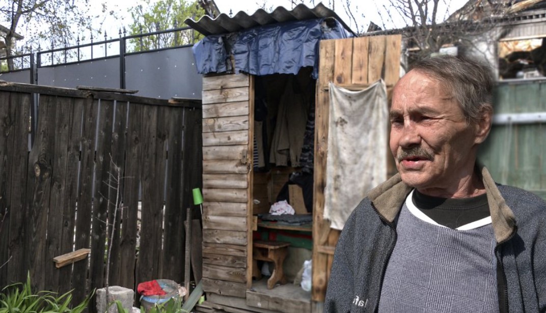У Чернігові чоловік місяць жив у вуличному туалеті, бо його будинок розбомбило