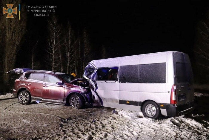 В Черниговской области столкнулись автобус и Toyota RAV