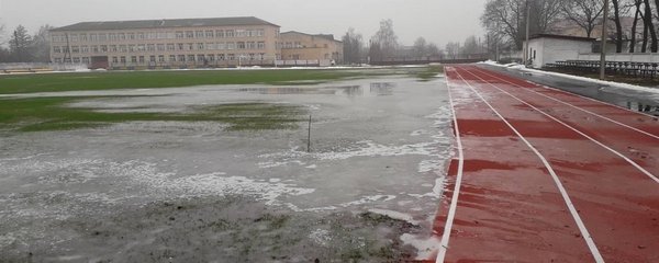 У Борзні затоплює нещодавно відремонтований стадіон: коли виправлять недоліки